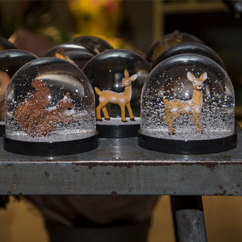 Sneeuwbollen met winterdieren erin, zoals een hertje en een eekhoorn