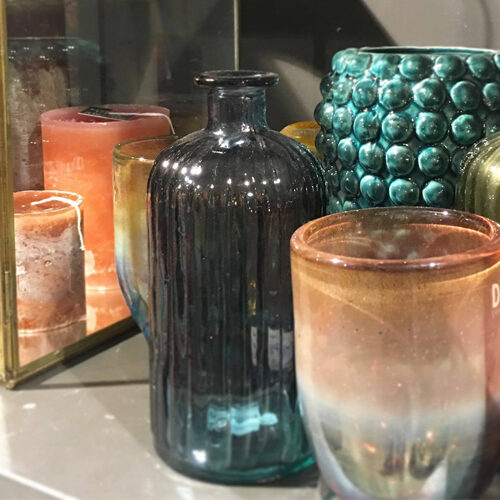 Een aantal vazen en potten in verschillende kleuren