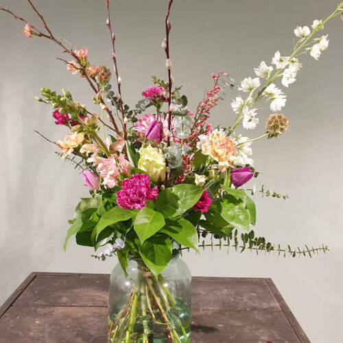 Boeket in een vaas met roze, licht roze en witte bloemen